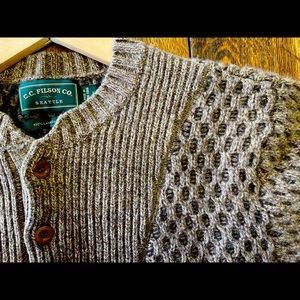 FILSON men’s 100% wool sweater.